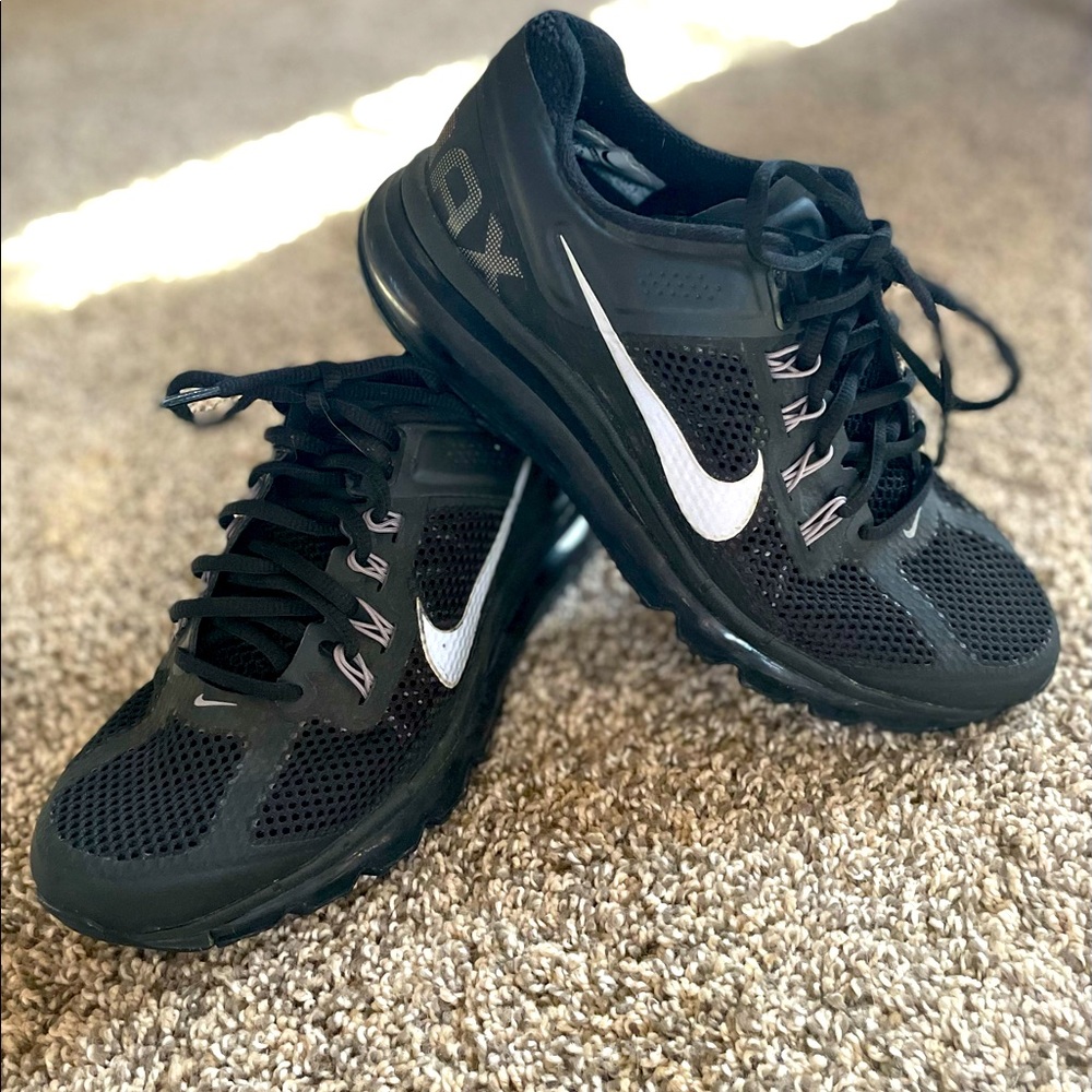 Nike Air Max sneakers. Classic Nike comfort and style. These are a win win!